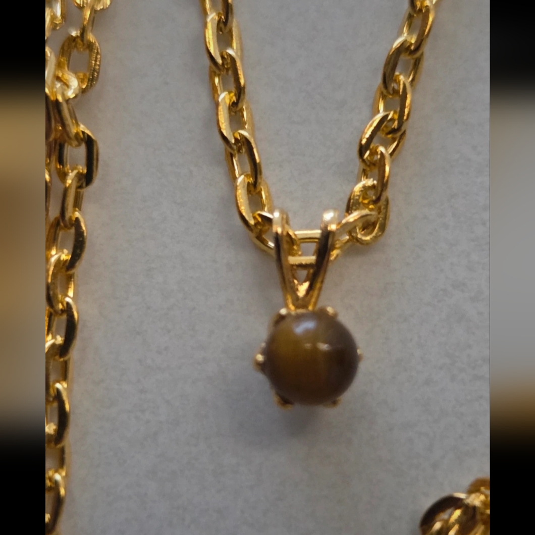 Elegant Goldplated Chain Necklace With Brown Pendant